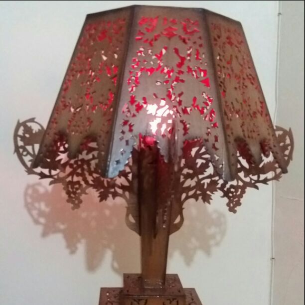 آباژور ایستاده